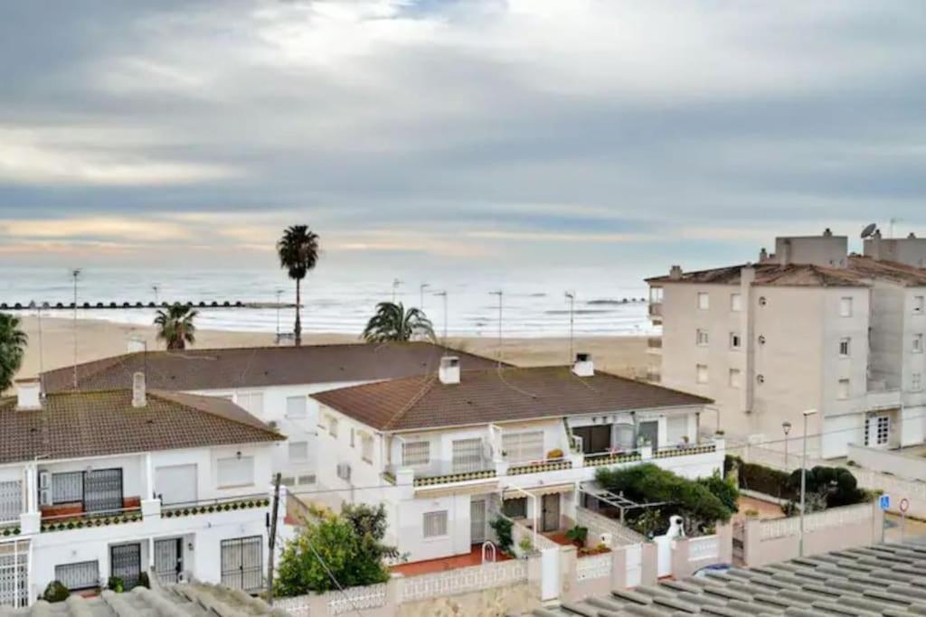 Nice Beachside 2-Bd Apt Near Barcelona كونيت المظهر الخارجي الصورة